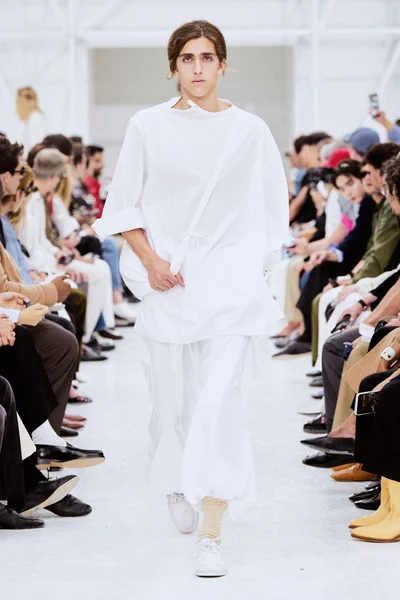 Look 16